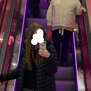 Svart peak performance jacka  - Säljer en svart peak performance jacka med dragkedja. Jackan har en normal passform och är perfekt för kyligare väder. Den är stilren och enkel att matcha med olika outfits. 