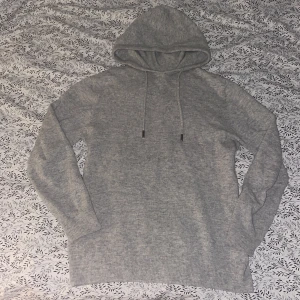 Merinoull hoodie - En skit snygg merinoull hoodie som är ganska ny inte använd så jätte mycket!!👍 men den är lite knottrig men det blir alla merinoull hoodies! Bara att skicka till mig vid frågor!🙌