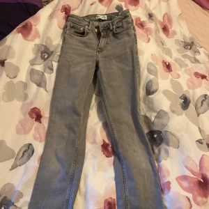 Grå jeans från Zara - Snygga grå jeans från Zara i storlek 34. Använd 2-3 gånger