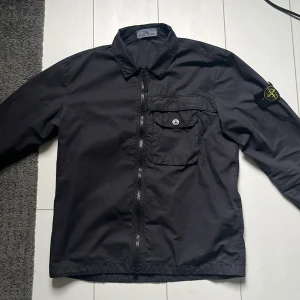  Stone Island overshirt  - Säljer min overshirt från Stone Island då jag inte använder den, köpte overshirt en på NK i Stocholm i somras, använda ca 10 gånger ingen skador på jackan, dragkedjan fungerar hela perfekt, köpte jackan för 5000 och säljer den för 1500 som är ett extremt bra pris för en stone island overshirt. Skriv om ni har några frågor/ Theo