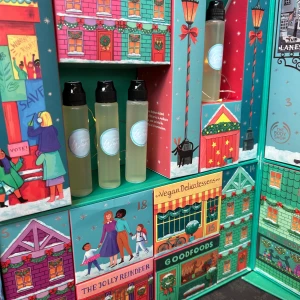 Fläckborttagnings penna  - Vår penna är gjord i mjukplast som gör att du kan trycka ut hur mycket medel du skulle behöva. Så det du gör är att du trycker på medel på fläcken. 
 En ny fläck ska du gnugga lite med spetsen av pennan eller fingret på en gammal kan du låta medlet sitta lite innan du börjar gnugga. 
 Vi rekommenderar att dutta lite vatten på fläcken också för då gör du dig säker på att det inte kommer bli kvar något av fläcken eller medlet. Då medlet faktiskt har en lukt! Perfekt till julklapps leken 