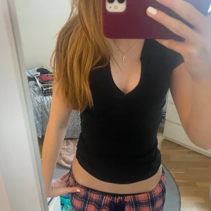 Svart t-skjorta - Svart v-ringad t skjorta 🤍 så söt  