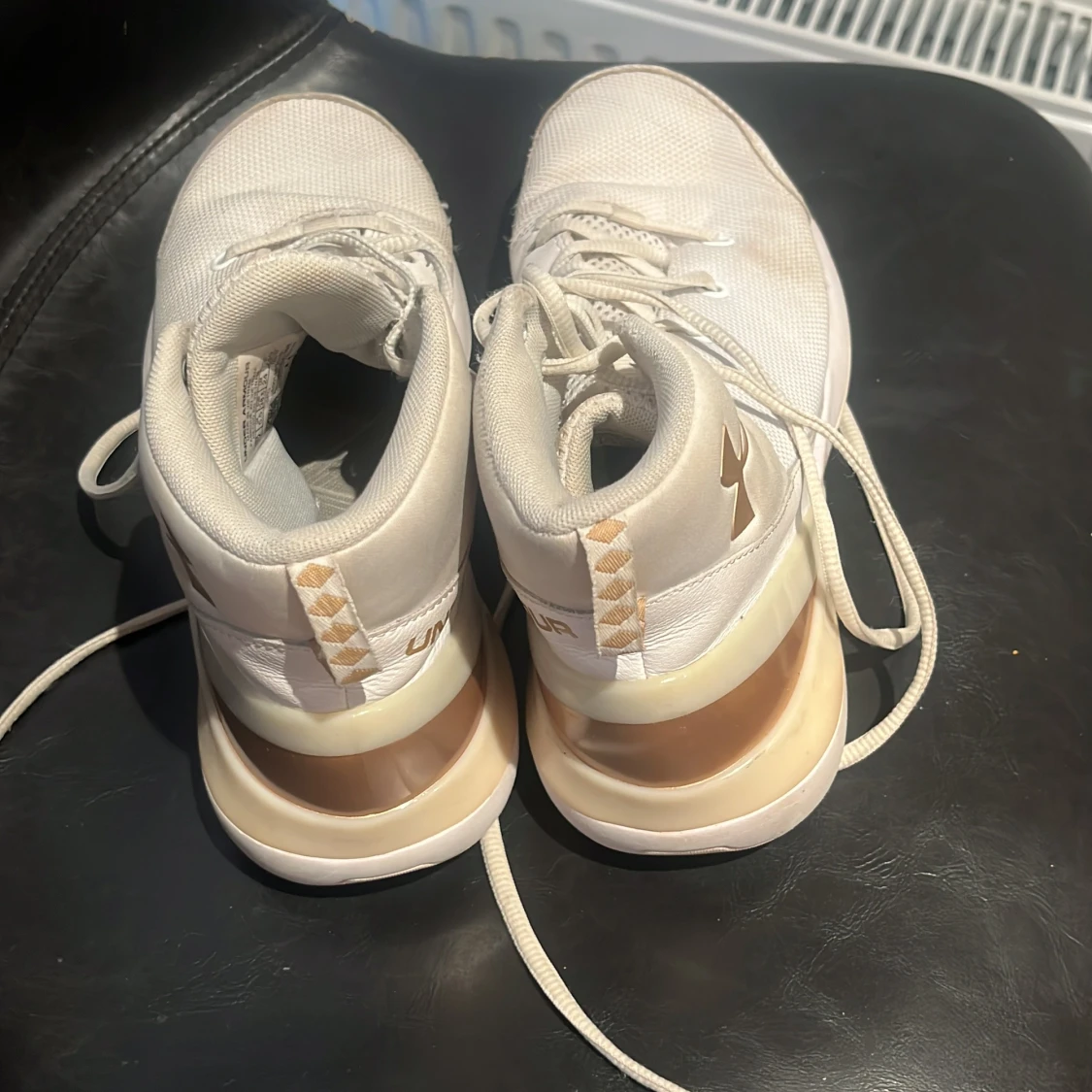 Vita basketskor från underarmour. Säljer för 450 men pris kan diskuteras - 90