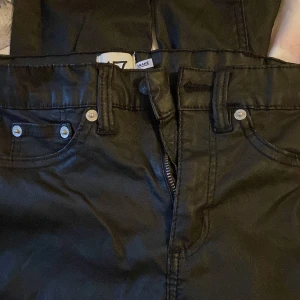 Svarta skin byxor  - Svarta skinny jeans helt nya nypris200