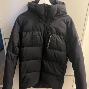 Sail Racing Antarctica Vinterjacka - Säljer en svart Sail Racing Antarctica vinterjacka. Säljer den på grund av att den är för stor för mig. Har använt den väldigt lite. Jackan är väldigt varm vilket gör det till en av de bästa jackorna man kan köpa för vintern. Pris går att diskutera.