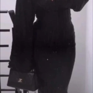 Svart glittrig klänning med paljetter bikbok - Snygg svart klänning med glittriga paljetter och v-ringning. Klänningen har långa ärmar och en elegant passform som passar perfekt för festliga tillfällen.