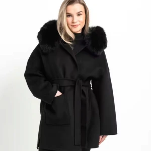 Svart kappa med päls från feminina  - Elegant svart kappa med stor pälskrage och knytskärp i midjan. Perfekt för kyliga dagar med sin stilrena design och långa ärmar.