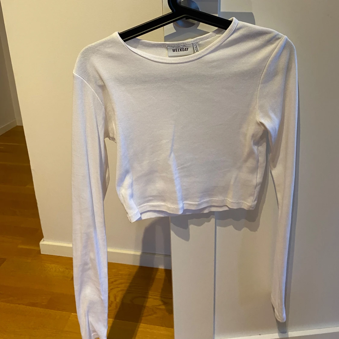 Vit croppad långärmad topp från Weekday