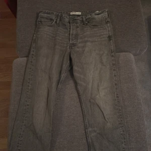Gråa Loose/chris jeans storlek 30/32 - Hej, säljer ett par loose fit jeans från Jack&jones i bra skick. Pris kan diskuteras, bara att höra av sig för frågor.