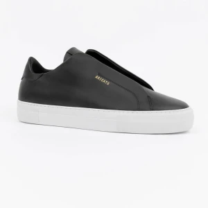 Arigato skor - Säljer mina arigato clean 360 laceless, köptes oktober 2023 på nk för 2750. Dom är i bra skick men man ser att dom är använda. Boxen och dust bag tillkommer.