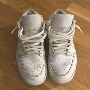 Jordan 1 Low white - Hej, säljer ett par vita jordans i storlek 41. Skorna är använda men är i ett bra skick. Box till skorna saknas tyvärr men fixar såklart en annan till dig, Därför kan priset diskuteras.