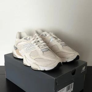 Helt nya New Balance 9060 - New Balance 9060 ”Sea Salt/Moonbeam” i strl 40.5. Helt nya och oanvända! Nypris 2200kr