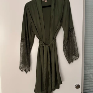 Kimono grön - Från Hunkemöller i storlek XS/S, band som sitter fast de bild på baksida, använd 1 gång 