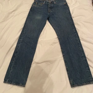 Blå jeans från Levi's - Säljer ett par klassiska blå Levi's 501 jeans i nyskick. De har en straight passform och är perfekta för en avslappnad stil. Nypris 1200. Mitt pris 500!