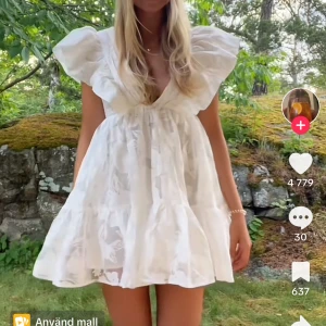 Studentklänning - Säljer denna så så så fina studentklänningen från Hello Molly pga fel storlek och går ej att returnera. Hör av er vid intresse eller fler frågor!❤️Ord pris är 2150kr