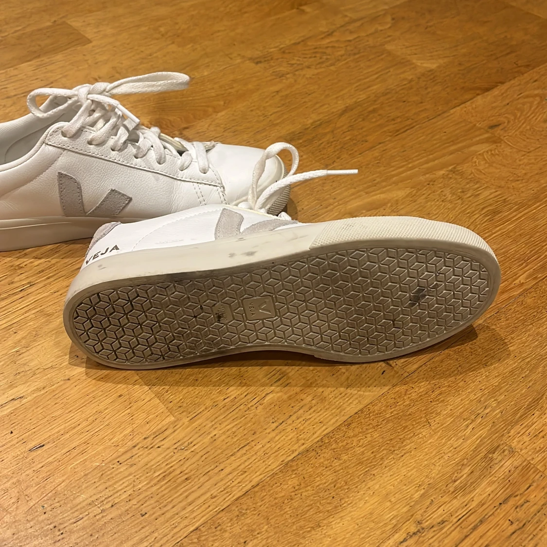 Vita sneakers från Veja - 91