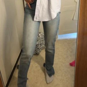 Jeans - Ljusa jeans med slits från Gina Tricot x Nicki studios. strl 34. Bra skick ✨✨