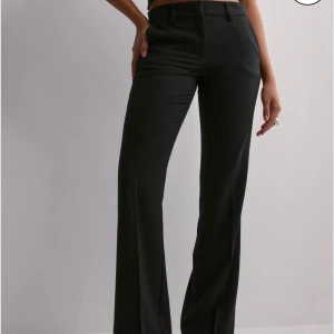 Lågmidjade kostymbyxor - Low waist flare suit pants från Nelly. Helt oanvända, storlek 34. Säljer då de va för små och jag glömde lämna tillbaks. Köpte för 399 säljer för 300❤️