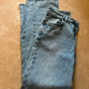 Blå jeans från Perfect Jeans - Säljer ett par klassiska blå jeans från Perfect Jeans. De har en rak passform och är tillverkade i slitstarkt denim. Perfekta för en avslappnad stil.