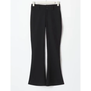 Svarta bootcut kostymbyxor - Snygga svarta kostymbyxor med bootcut-stil. Säljer pga att de inte passade mig, endast provade, och att jag inte hunnit skicka tillbaka de 🙏