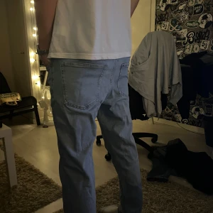 Ljusblå jeans 31/32 - Snygga ljusblå jeans som sitter perfekt, storlek 31/32. Skriv vid funderingar! Nypris 400kr, mitt pris 149kr.