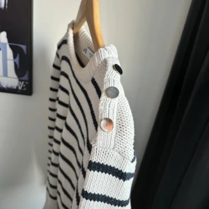 Randig stickad tröja från Zara - Säljer en snygg randig stickad tröja från Zara. Använd men bra skick. 