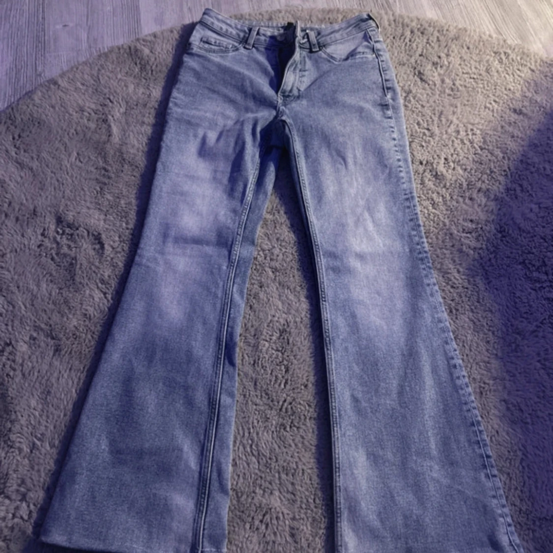Blå bootcut jeans