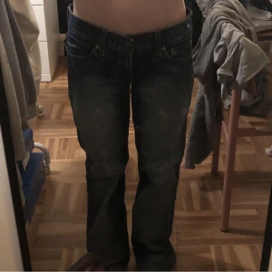 Levis jeans - Säljer ett par mörkblå jeans med låg midja och straight passform. Perfekta för en avslappnad stil.💕vet dock inte riktig vilken storlek men midjemått är 38 rakt över och innerbenmått ca 74