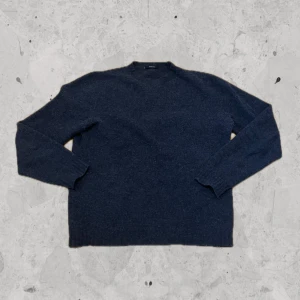 Mörkblå ulltröja - Boggi Milano - Blå ulltröja från Boggi Milano. Storlek: M. Skick: 8/10,  bra skick. Nypris: 2300kr. Kontakta oss för fler bilder eller info!🙌