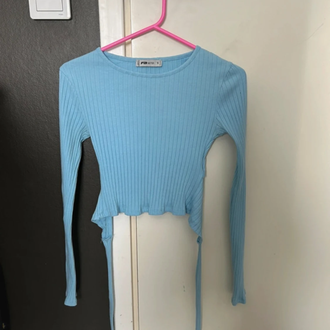 Blå ribbad croppad topp
