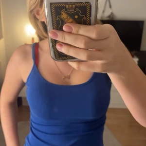 Blå linnetopp från Shein - Säljer en blå linnetopp från Shein i storlek XS. Toppen har smala axelband och en enkel design som passar perfekt för varma dagar.