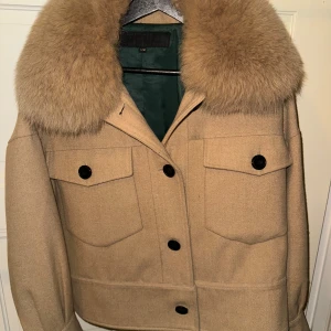 Meotine jacka med päls - Så fin jacka, nypris 3000kr