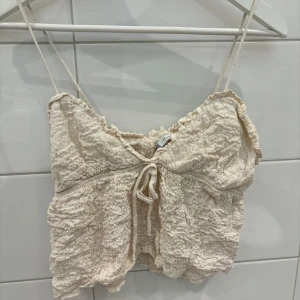 Beige linnetopp från Zara - Säljer en söt beige linnetopp från Zara. Knappt använd bra skick! 