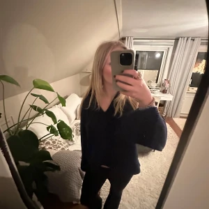 Mörkblå oversized tröja - Säljer en mysig mörkblå tröja med en oversized passform. Perfekt för kalla dagar och att mysa i hemma. Tröjan har långa ärmar och en enkel design som gör den lätt att matcha med andra plagg.