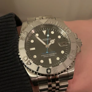 Seiko mod Yachtmaster 40mm - Snygg och robust Seiko mod. Automatiskt Nh35 urverk från Seiko, vattentät upp till 200m djup, lumen är något grönare än vad den ser ut att vara på bild. Skickar med verktyg och extra länkar för att ändra passtorlek. Dm vid frågor, fler bilder eller prisförslag 😄✉️