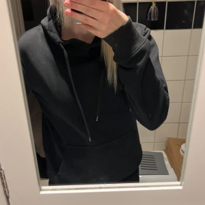 Svart hoodie - Säljer en  svart hoodie i S knappt använd 