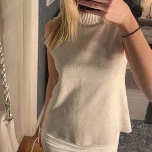 Beige stickad polo linne - Snygg polotopp med ribbad krage. Mycket bra skick💗