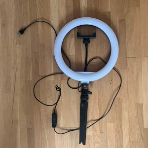Self bordlampa- vit 3 olika färger  - Round ring lampa med tre olika färger man kan minska och höja ljuset. Kostar 220kr normalt. 