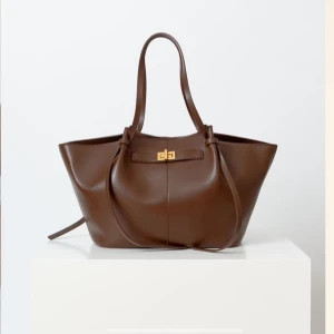 Ginatricot  väska - Säljer min aldeles nya väska från Gina, väldigt bra skick.  