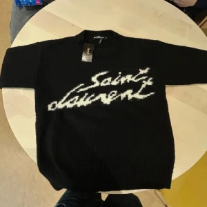 Saint Laurent tröja - En extremt eftertraktad Saint Laurent tröja som kostar 15’000kr nypris. Storlek S men passar större också.