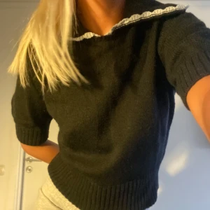 Stickad topp  - Gullig stickad tröja från other stories. Tröjan är i ett fint skick utan defekter💖