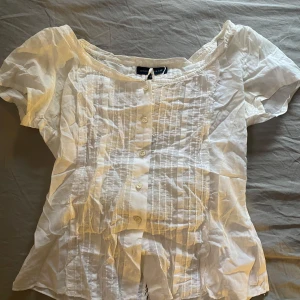 Vit topp  - Vit topp med detaljer! Passar en i storlek S/M! ✨