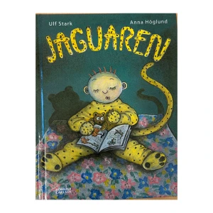 Jaguaren - Boken 'Jaguaren' av Ulf Stark med illustrationer av Anna Höglund. Omslaget visar en figur i en gul dräkt med svarta fläckar, som läser en bok. Bakgrunden är mörk med blommigt mönster.