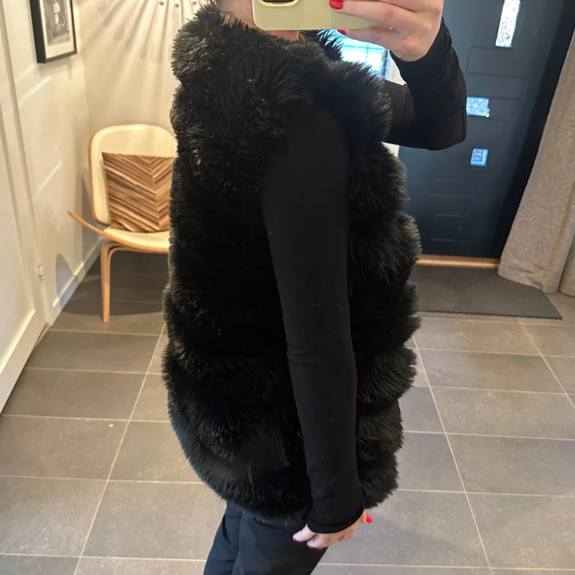 Svart pälsväst - 91