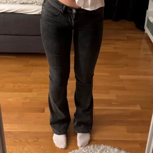 mörkgrå bootcut jeans - Bra skick, från Gina Tricot 