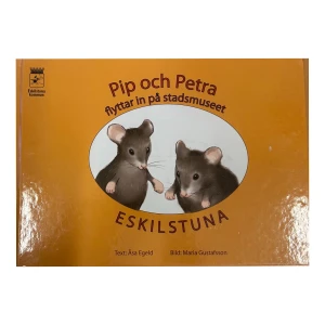 Pip och Petra flyttar in på stadsmuseet - Barnbok om mössen Pip och Petra som flyttar in på stadsmuseet i Eskilstuna. Boken har en orange framsida med illustrationer av de två mössen. Utgiven av Eskilstuna kommun.