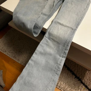 Ljusblå jeans från Perfect Jeans - Säljer ett par ljusblå jeans från lager 157 och även ett par ljus gråa från gina tricot båda är i nyskick, dom är lågmindjade. Blåa är i storlek i xs och gråa är i storlerk 32. Bara höra av sig om ni har frågor 💗