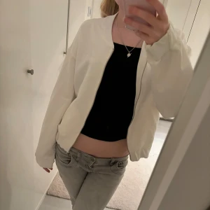 Vit zip up - Snygg vit zip up! Använd 2 ggr, som ny❤️
