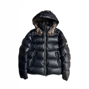 Moncler jacka  - Moncler navy zin jacka, 8,5 skick. Kvitto och dustbag tillkommer!