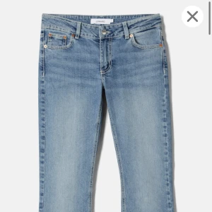 Populära jeans från junkyard - Snygga blå jeans från Junkyard💞Dom är helt nya men är inte riktigt nöjd med hur dom sitter på mig. Skriv för fler bilder 💓sömmen är uppsprättar längst ner, men inget som syns